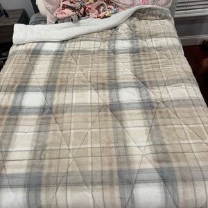 UGG Plaid Sherpa comforter in Cream and Gray